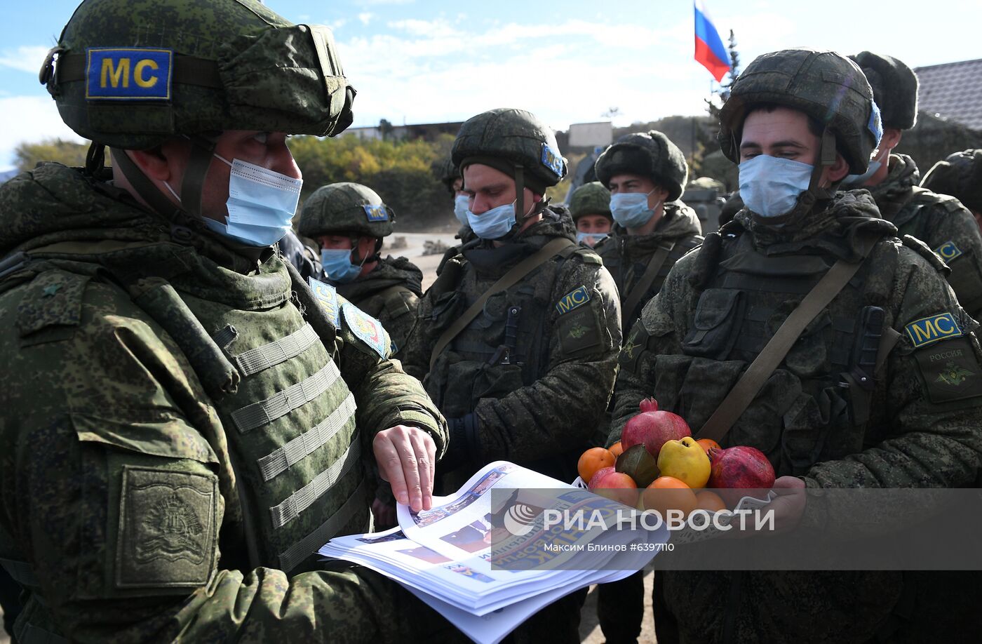 Представители администрации Степанакерта поздравили российских миротворцев