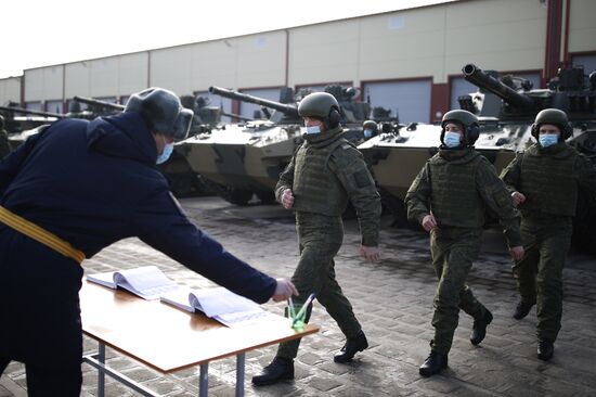 Передача боевых машин на вооружение десантно-штурмовой дивизии ВДВ