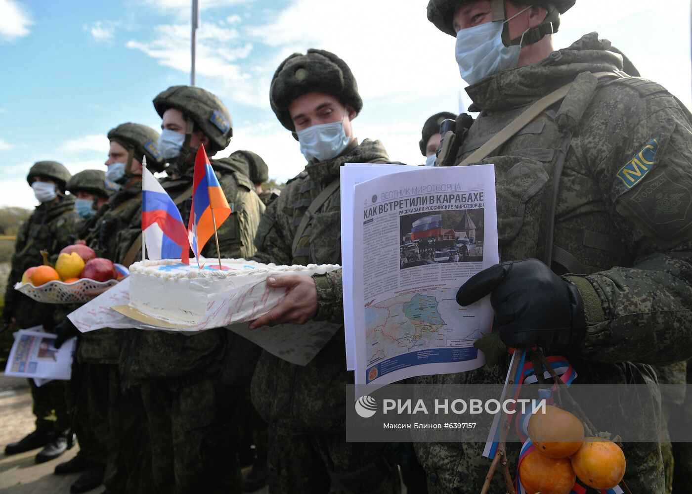 Представители администрации Степанакерта поздравили российских миротворцев
