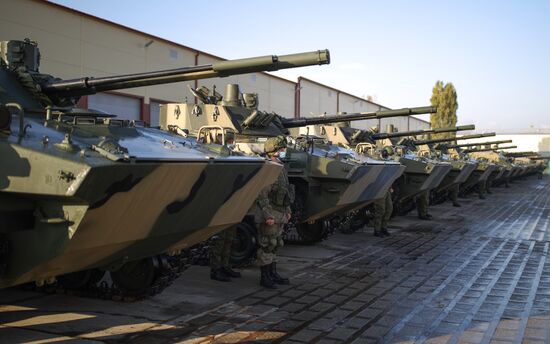Передача боевых машин на вооружение десантно-штурмовой дивизии ВДВ