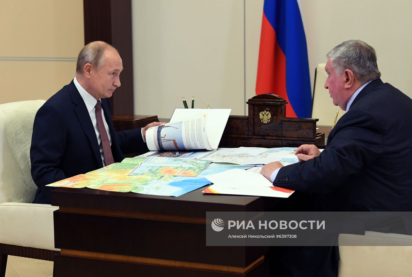 Рабочая встреча президента РФ В. Путина с главой компании "Роснефть" И. Сечиным