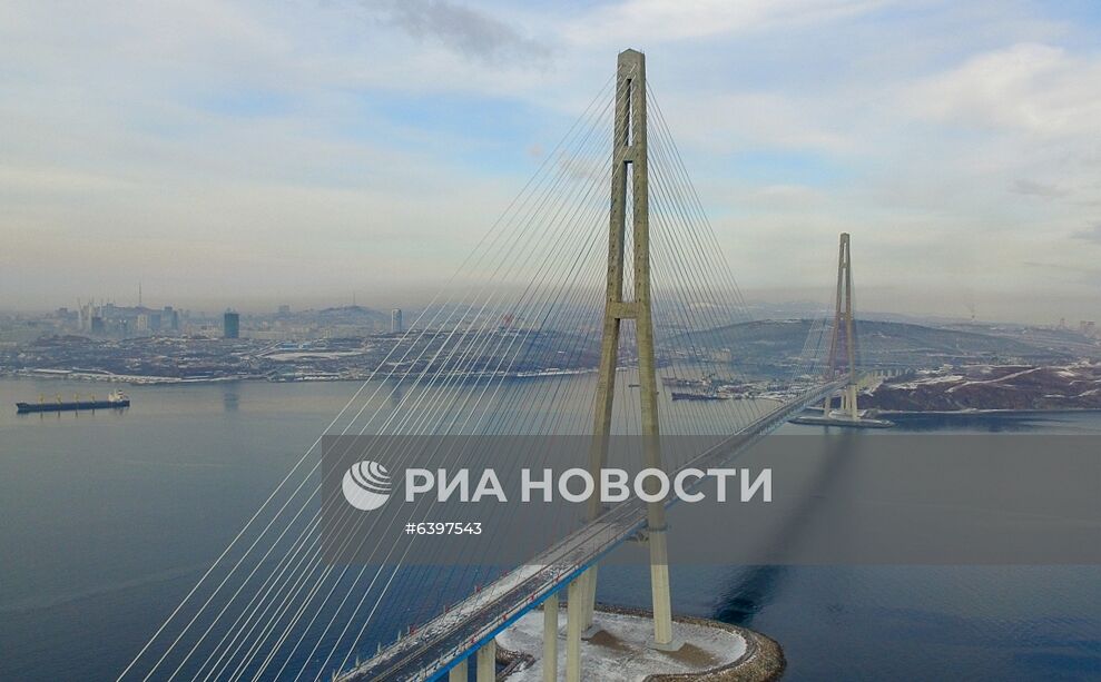 Очистка вант Русского моста от наледи во Владивостоке