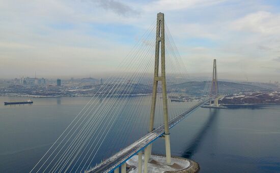 Очистка вант Русского моста от наледи во Владивостоке