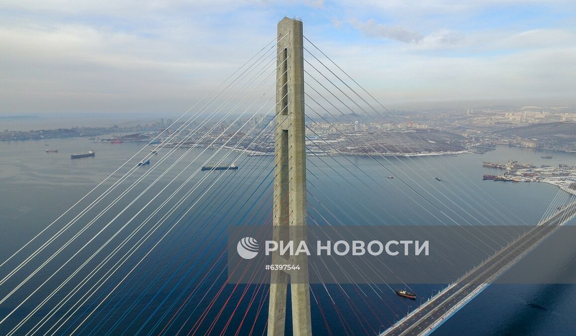 Очистка вант Русского моста от наледи во Владивостоке