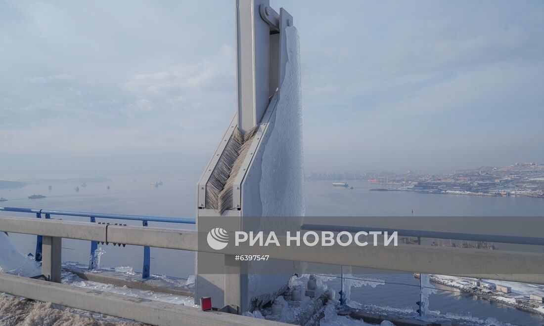 Очистка вант Русского моста от наледи во Владивостоке