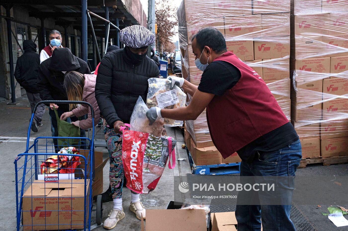 Раздача еды в День благодарения в США