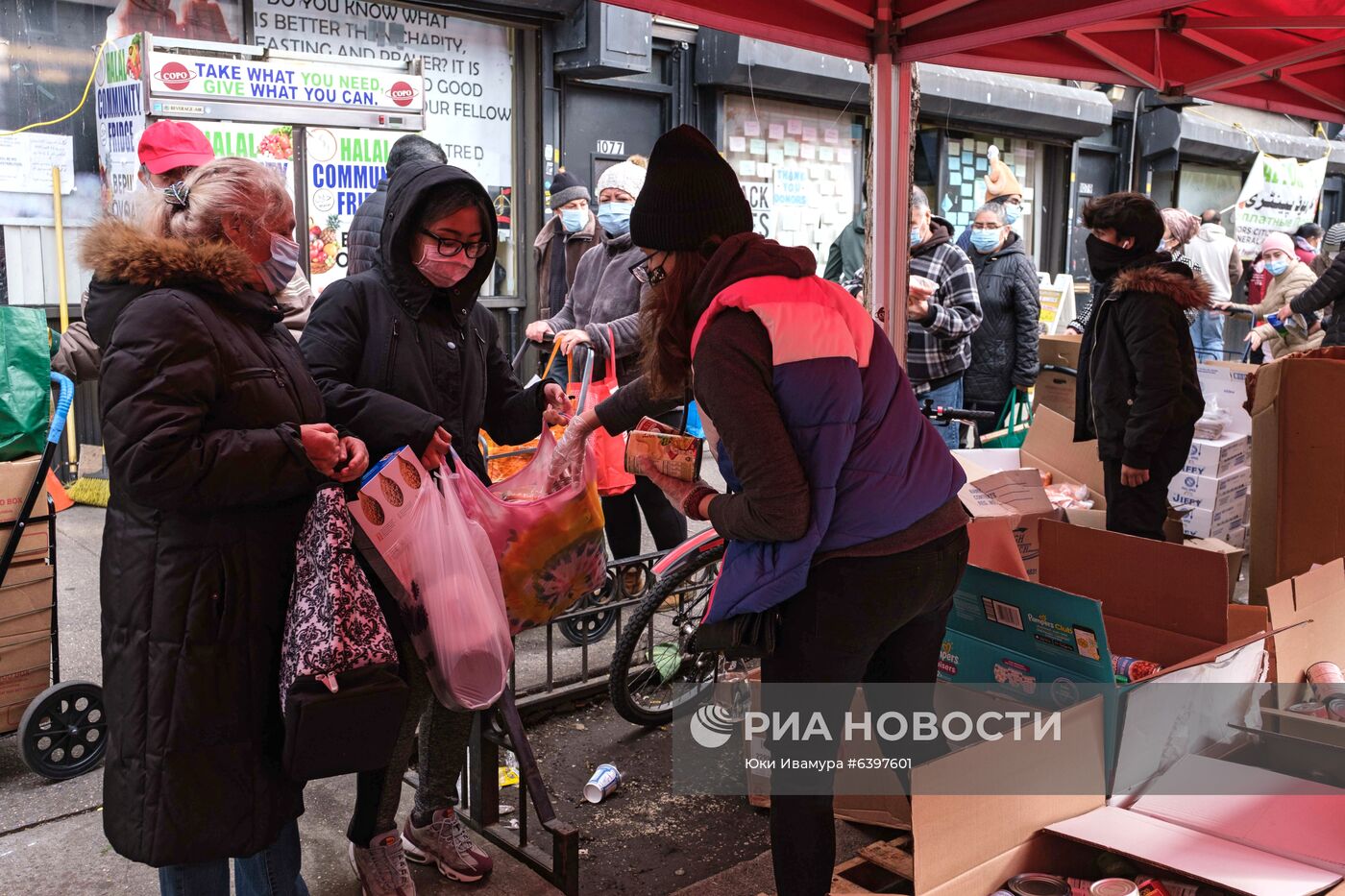 Раздача еды в День благодарения в США