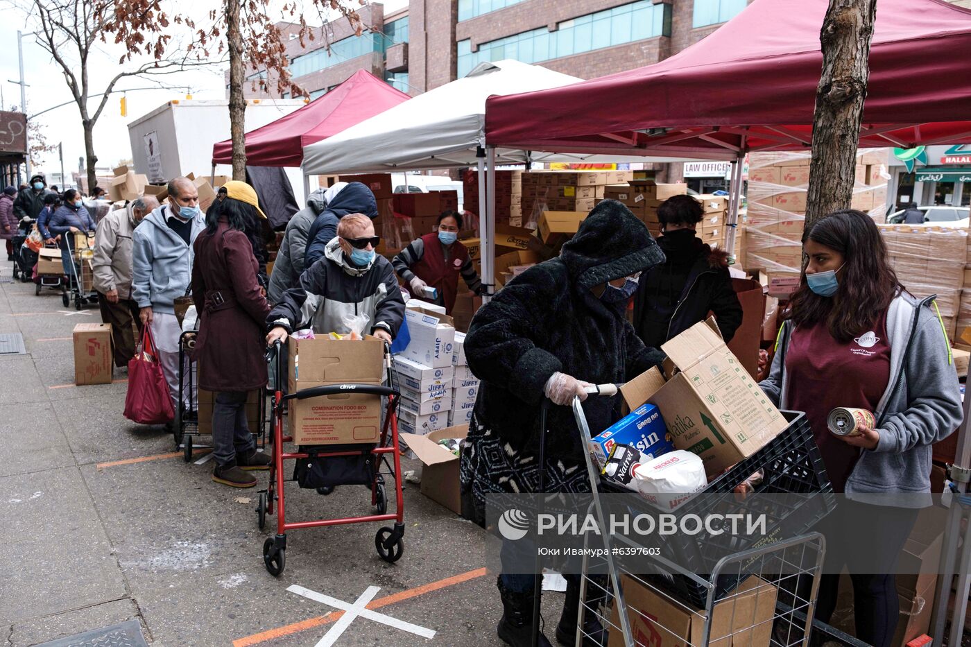 Раздача еды в День благодарения в США