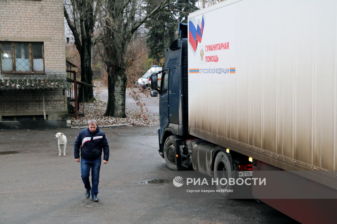 Сотый гуманитарный конвой из России прибыл в Донбасс