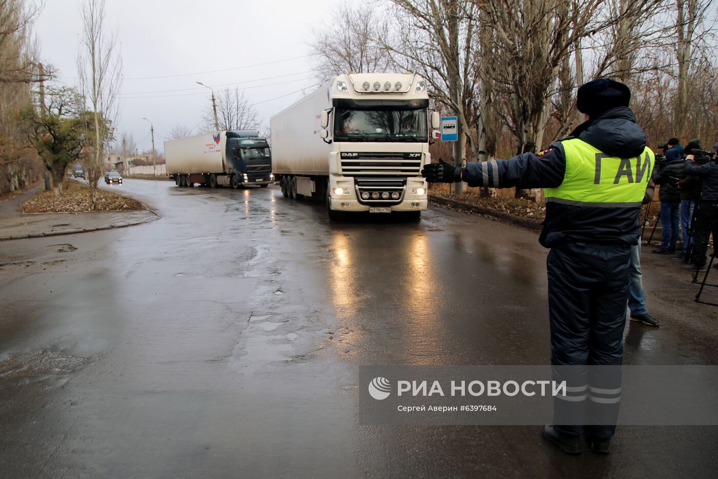 Сотый гуманитарный конвой из России прибыл в Донбасс