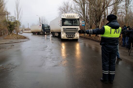 Сотый гуманитарный конвой из России прибыл в Донбасс