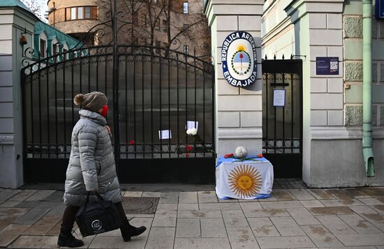Цветы в память о Д. Марадоне у посольства Аргентины в Москве
