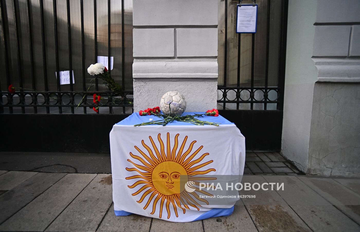 Цветы в память о Д. Марадоне у посольства Аргентины в Москве