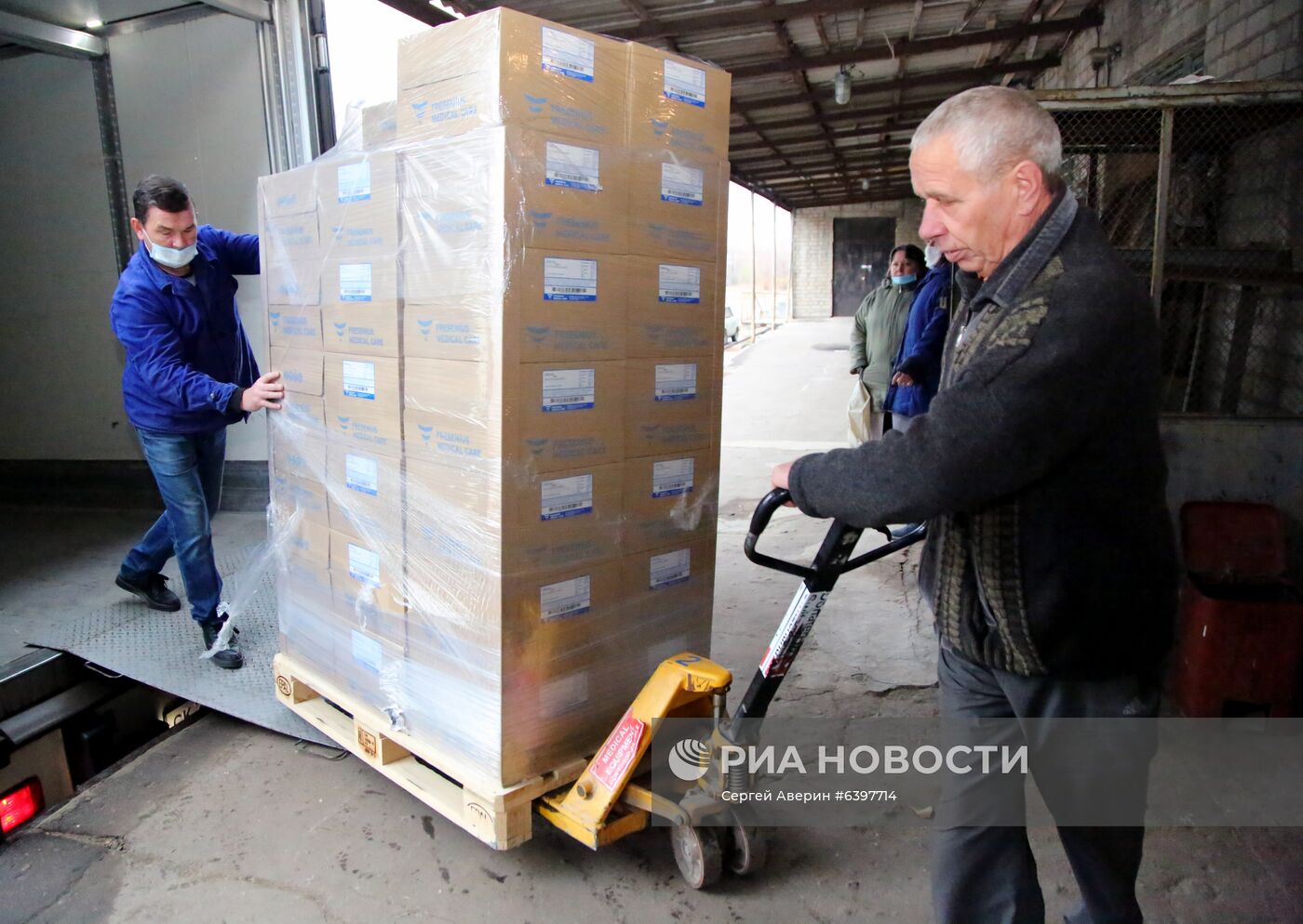 Сотый гуманитарный конвой из России прибыл в Донбасс