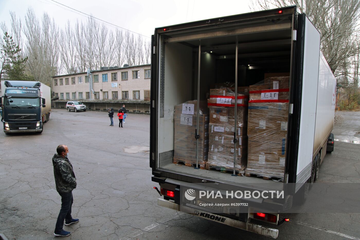 Сотый гуманитарный конвой из России прибыл в Донбасс