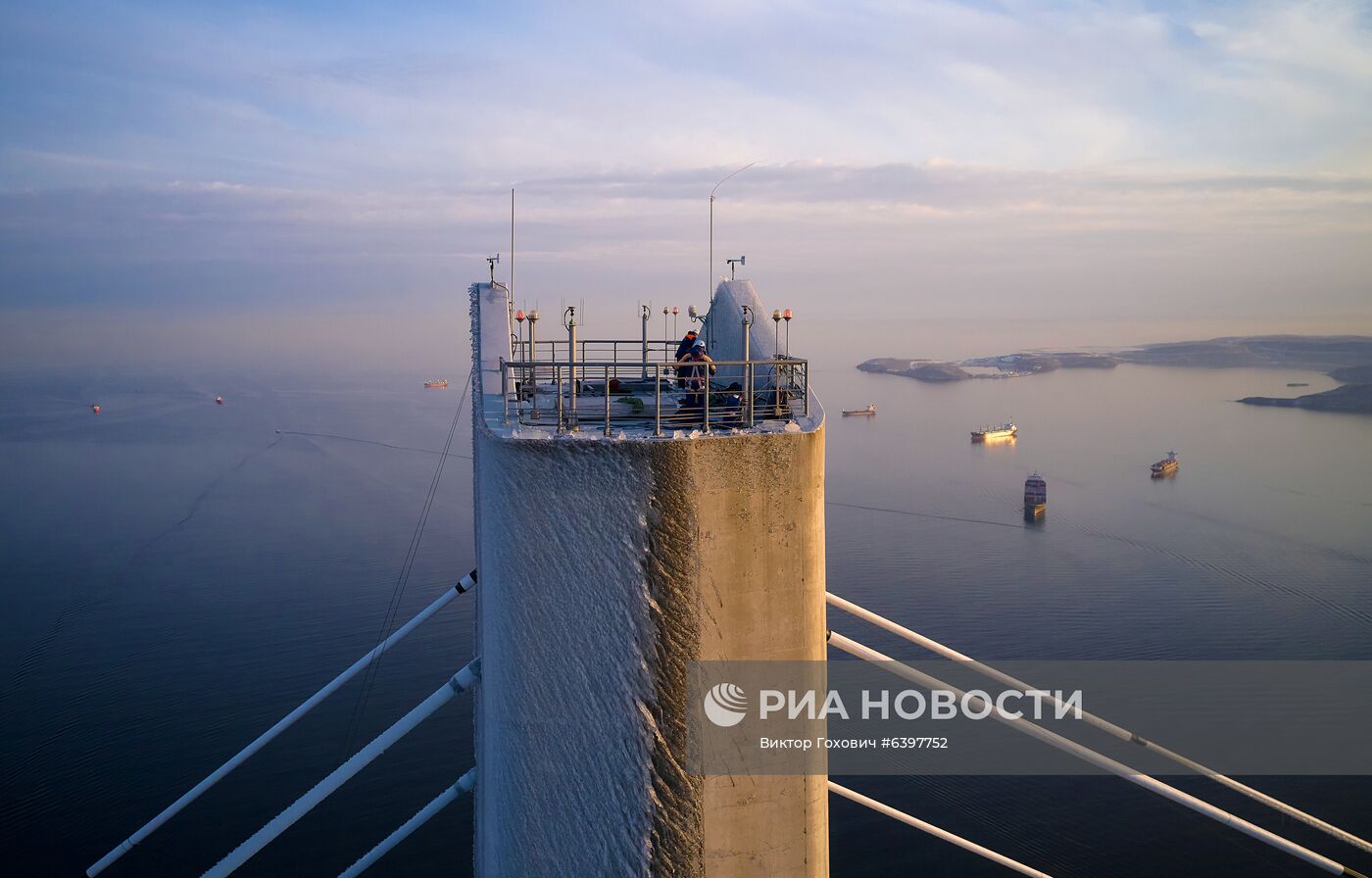 Очистка вант Русского моста от наледи во Владивостоке