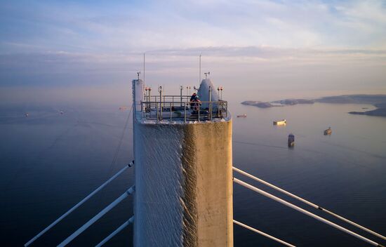 Очистка вант Русского моста от наледи во Владивостоке