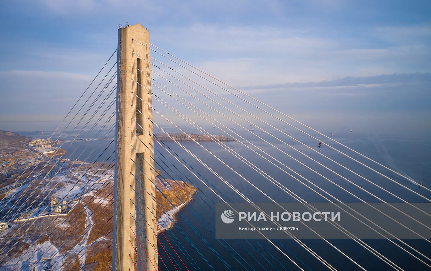 Очистка вант Русского моста от наледи во Владивостоке