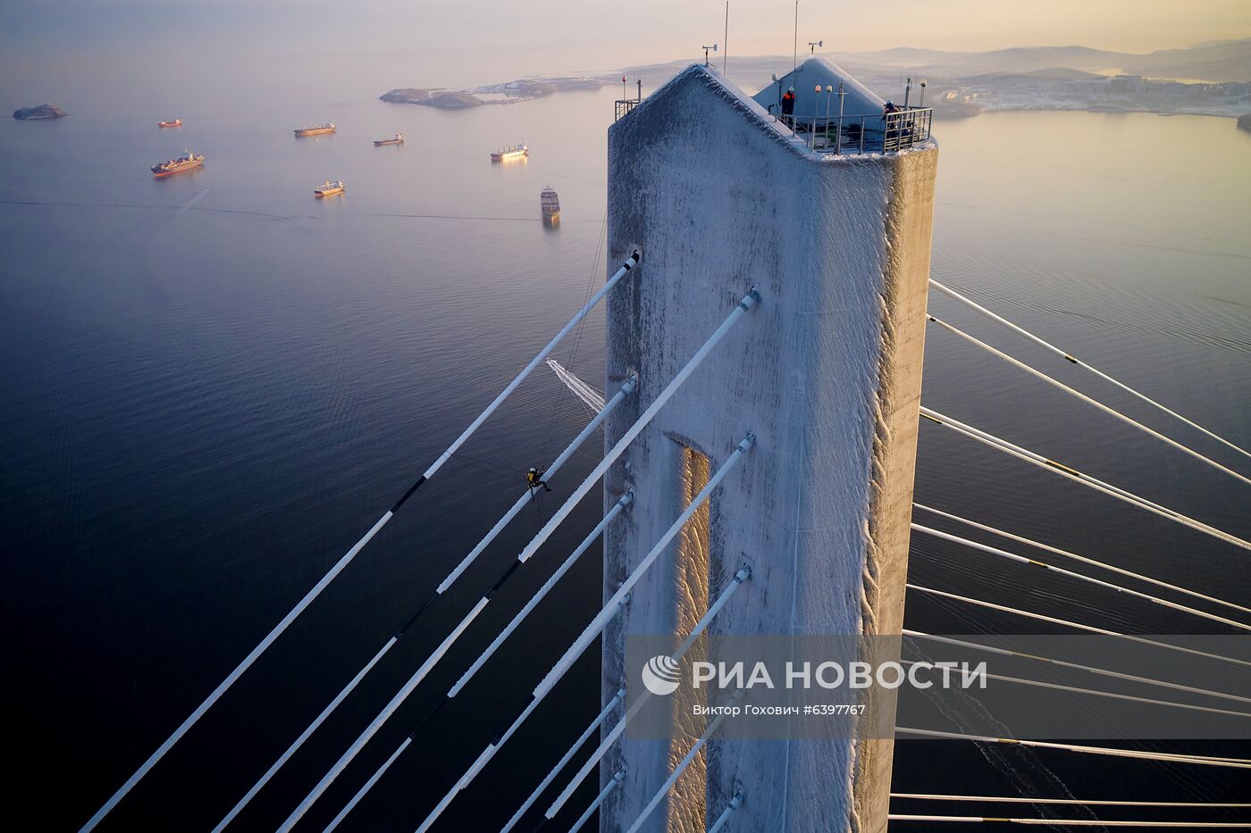 Очистка вант Русского моста от наледи во Владивостоке