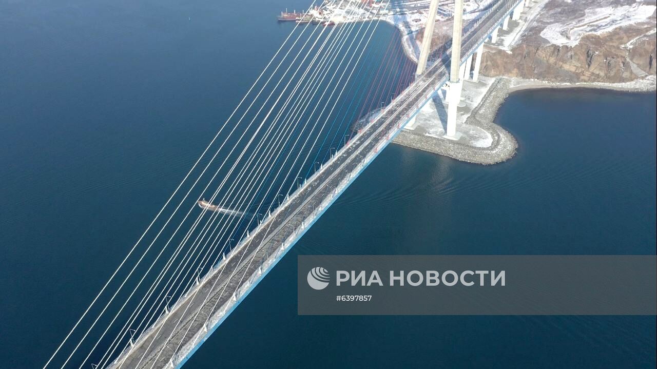 Ванты Русского моста во Владивостоке продолжают освобождать ото льда