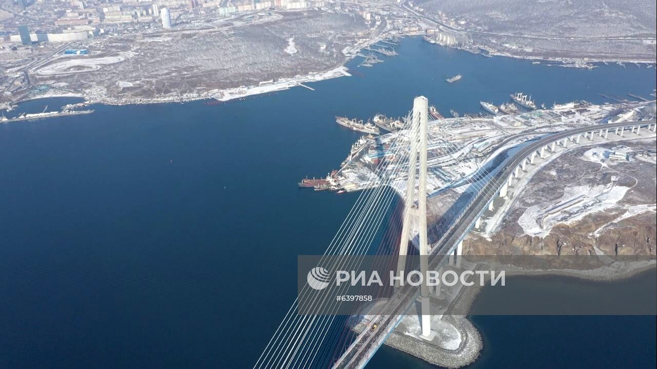 Ванты Русского моста во Владивостоке продолжают освобождать ото льда