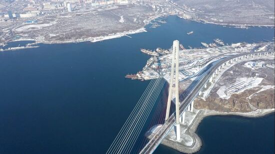 Ванты Русского моста во Владивостоке продолжают освобождать ото льда