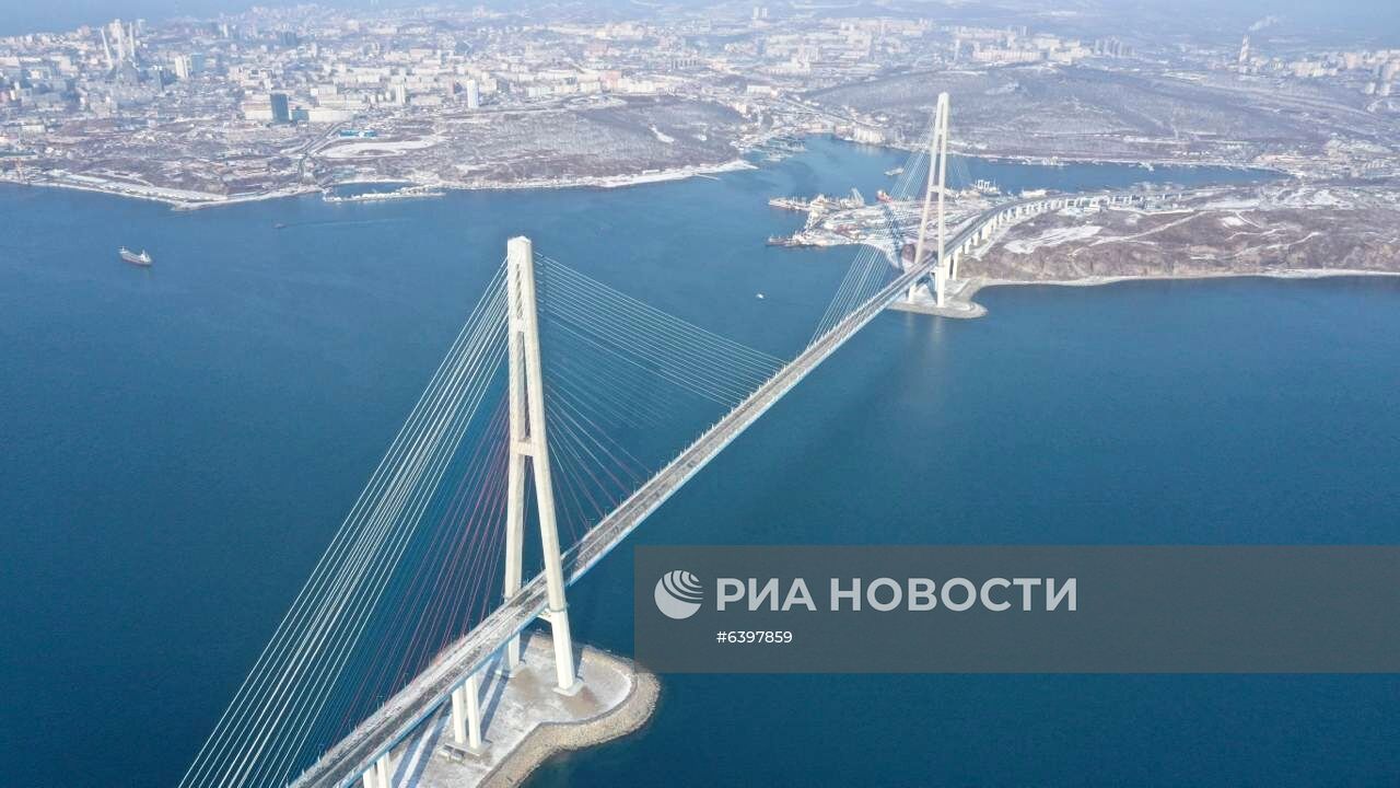 Ванты Русского моста во Владивостоке продолжают освобождать ото льда