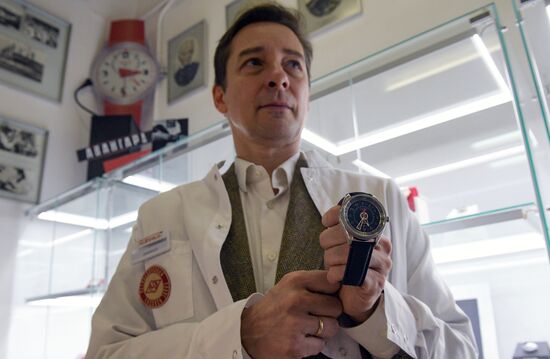 Работа часовщика Дэвида Хендерсона-Стюарта на заводе "Ракета"