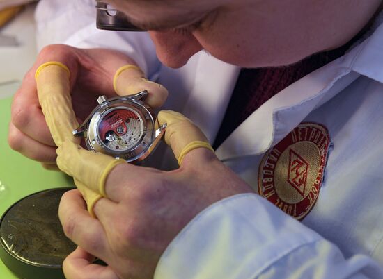 Работа часовщика Дэвида Хендерсона-Стюарта на заводе "Ракета"