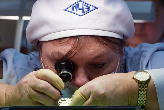 Работа часовщика Дэвида Хендерсона-Стюарта на заводе "Ракета"