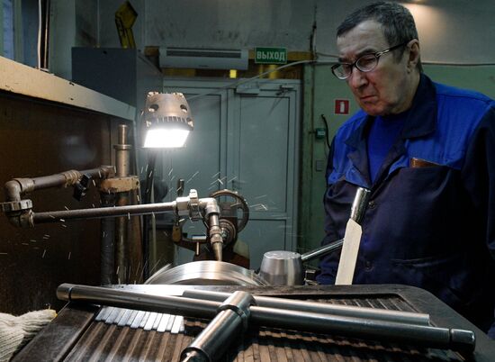 Работа часовщика Дэвида Хендерсона-Стюарта на заводе "Ракета"