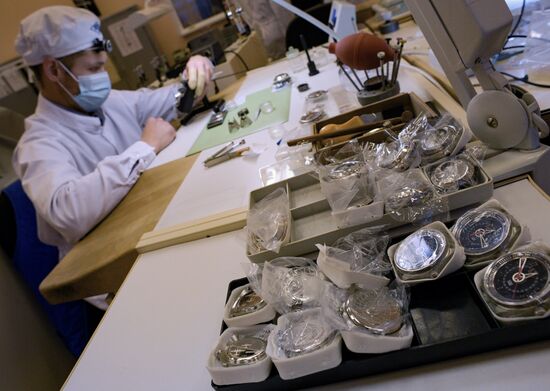 Работа часовщика Дэвида Хендерсона-Стюарта на заводе "Ракета"