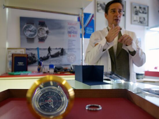 Работа часовщика Дэвида Хендерсона-Стюарта на заводе "Ракета"