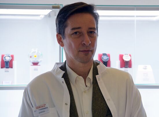 Работа часовщика Дэвида Хендерсона-Стюарта на заводе "Ракета"