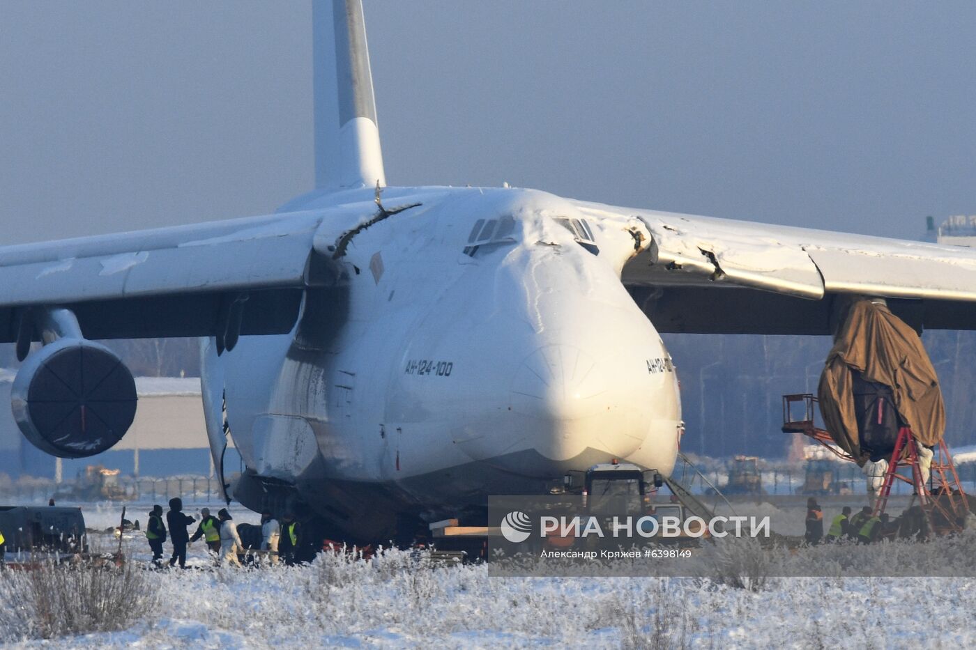 Выкатившийся за ВПП Ан-124 в Новосибирске