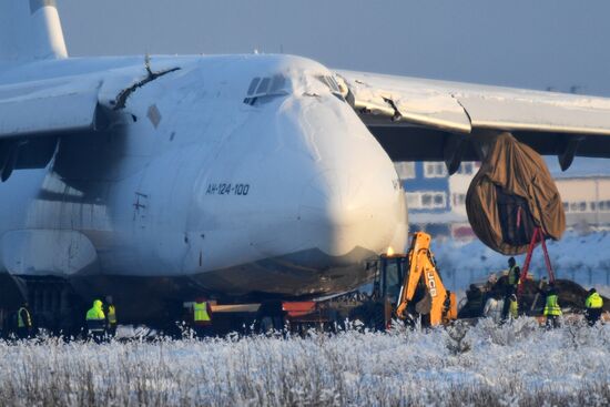 Выкатившийся за ВПП Ан-124 в Новосибирске