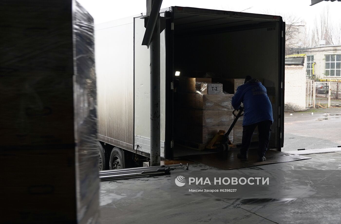 Сотый гуманитарный конвой из России прибыл в Донбасс