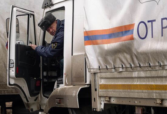 Сотый гуманитарный конвой из России прибыл в Донбасс