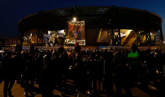 В Неаполе фанаты отдали дань уважения Диего Марадоне