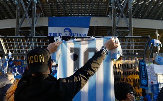 В Неаполе фанаты отдали дань уважения Диего Марадоне