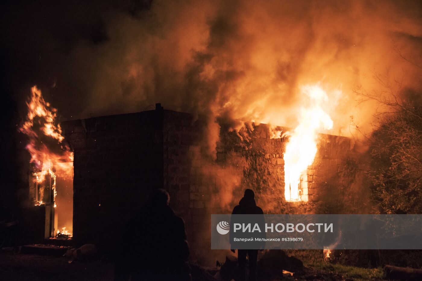 Местные жители покидают свои дома перед передачей Лачинского района Азербайджану