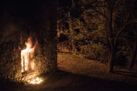 Местные жители покидают свои дома перед передачей Лачинского района Азербайджану
