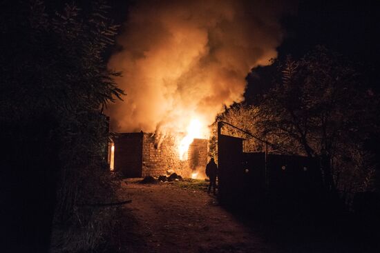 Местные жители покидают свои дома перед передачей Лачинского района Азербайджану