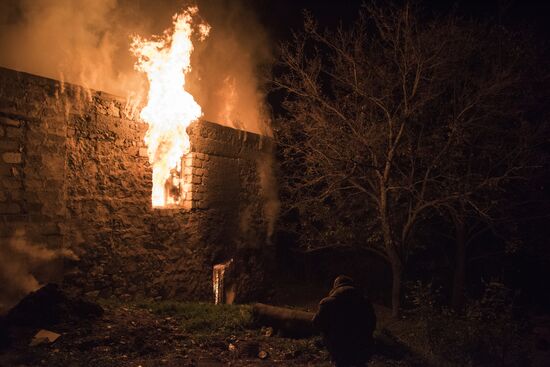 Местные жители покидают свои дома перед передачей Лачинского района Азербайджану