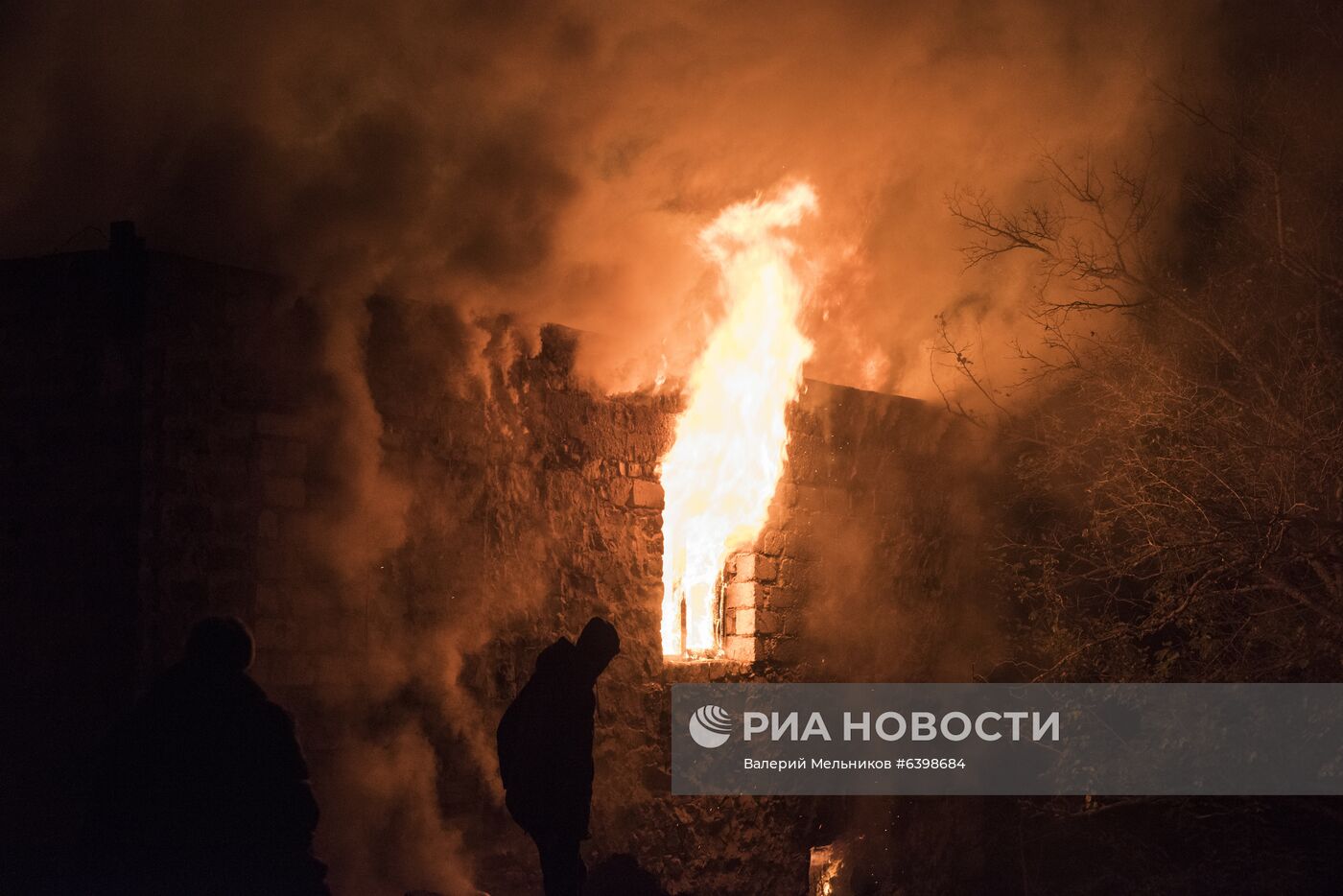 Местные жители покидают свои дома перед передачей Лачинского района Азербайджану