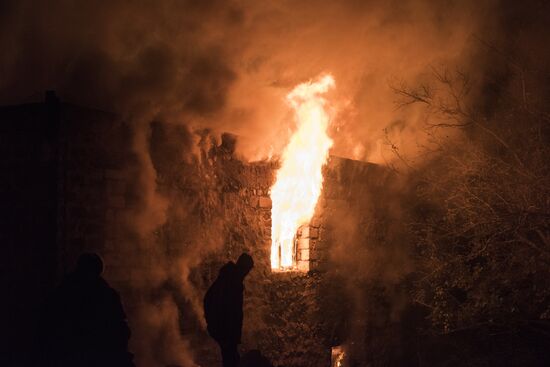 Местные жители покидают свои дома перед передачей Лачинского района Азербайджану