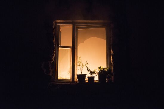 Местные жители покидают свои дома перед передачей Лачинского района Азербайджану