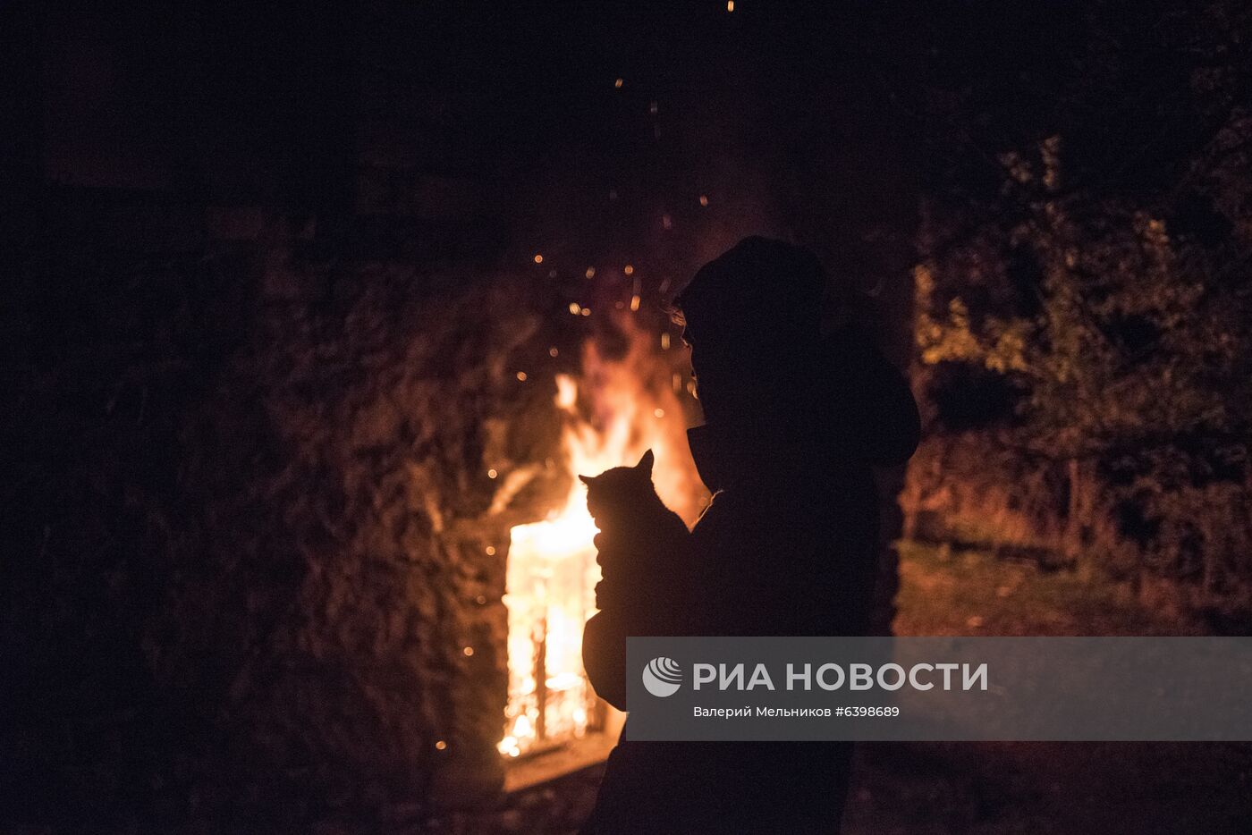 Местные жители покидают свои дома перед передачей Лачинского района Азербайджану