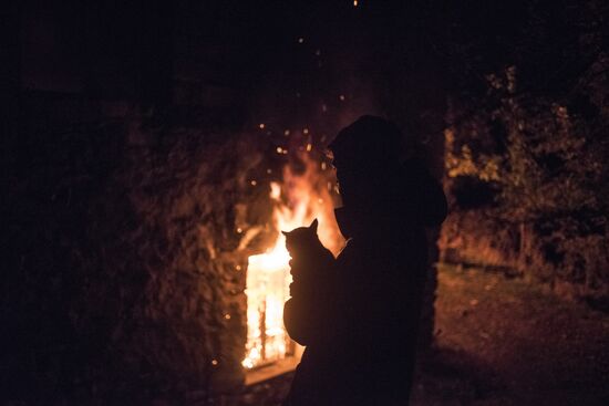 Местные жители покидают свои дома перед передачей Лачинского района Азербайджану