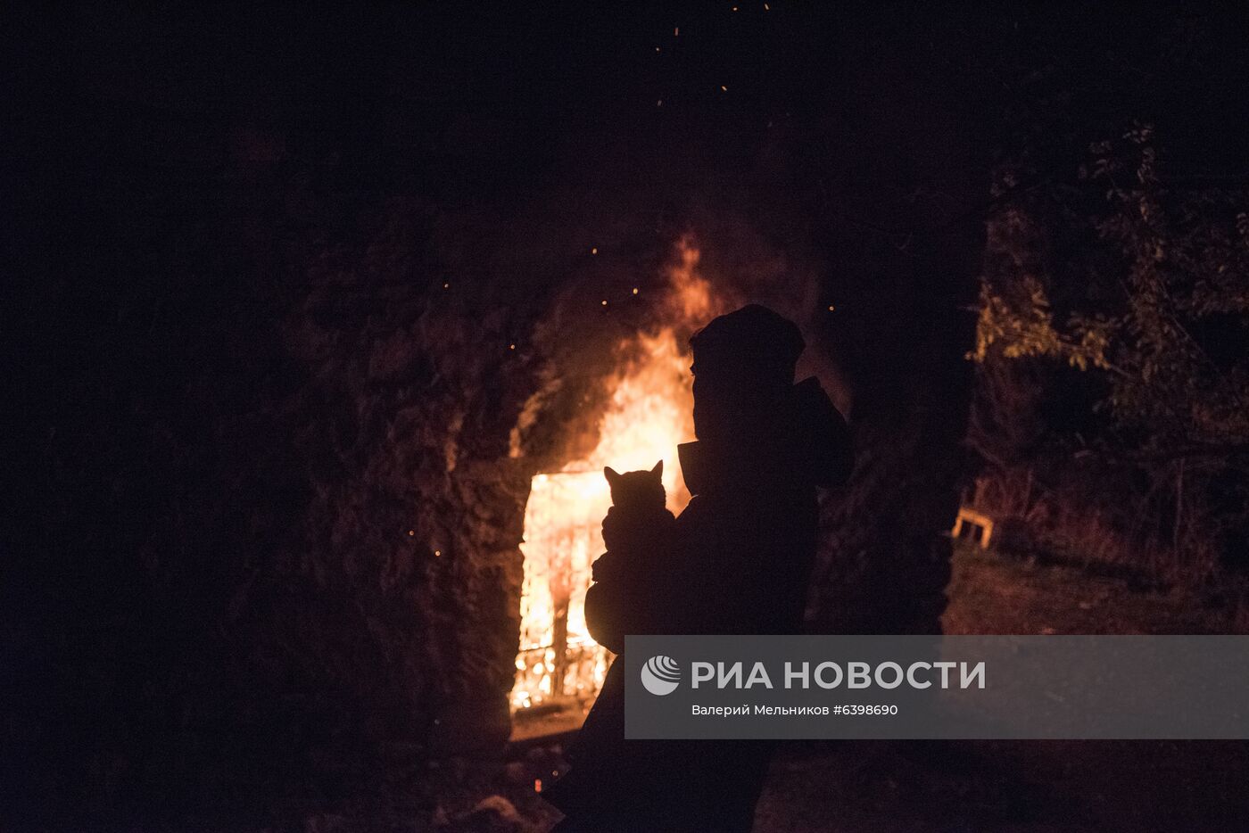 Местные жители покидают свои дома перед передачей Лачинского района Азербайджану